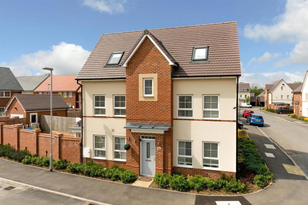 Beautiful 4 Bedroom Treasure Home Hemel Hempstead Esterno foto