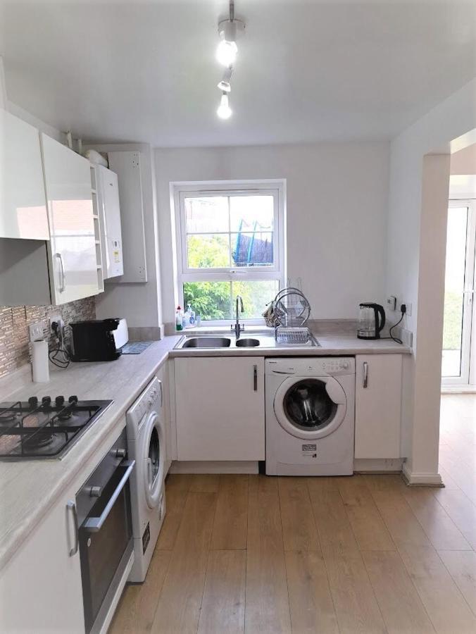 Beautiful 4 Bedroom Treasure Home Hemel Hempstead Esterno foto
