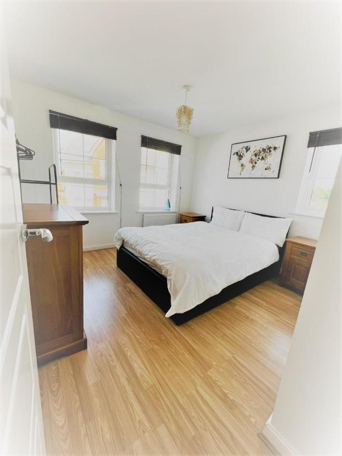 Beautiful 4 Bedroom Treasure Home Hemel Hempstead Esterno foto